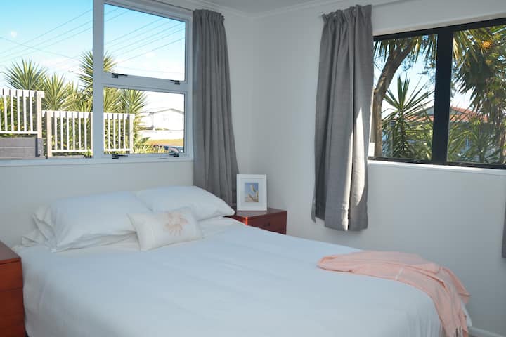 Cheerful And Modern 2 Bedroom Beach House - Te Puke