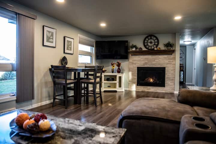 Cheerful 2 Bedroom Home With Indoor Fireplace. - Green Bay