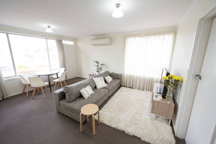 Sunny, Spacious Two Bedroom Apartment - Kingston