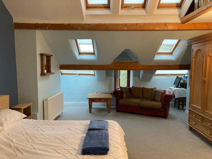 Haworth. Comfortable Airy Attic Room. Great Views - Haworth