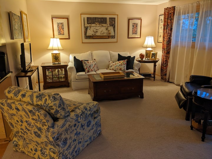 Peaceful Well-appointed One Bedroom Private Wing - Valleyfair, Shakopee