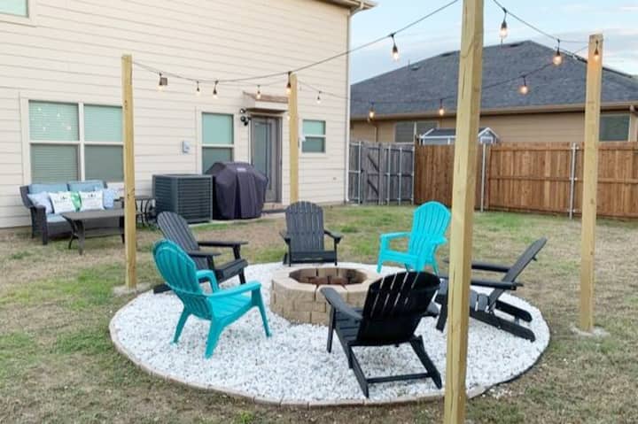 Cozy Lakeview | Firepit | Renovated | Pet Friendly - Epic Waters Indoor Waterpark, Grand Prairie