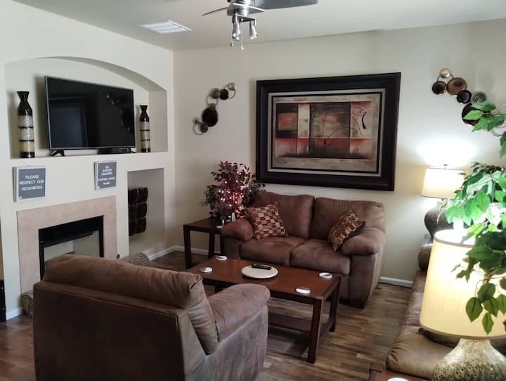 Westbury Townhome (With Community Pool) - Thornton, CO