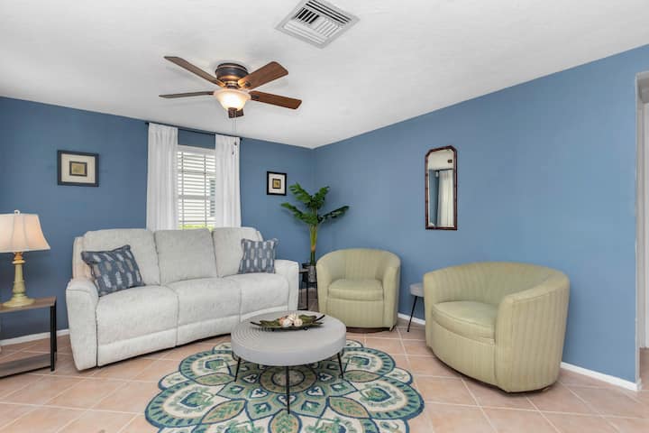 New Owner Special: Cozy, Quiet 2-bedroom Downtown! - Lake Tarpon, FL