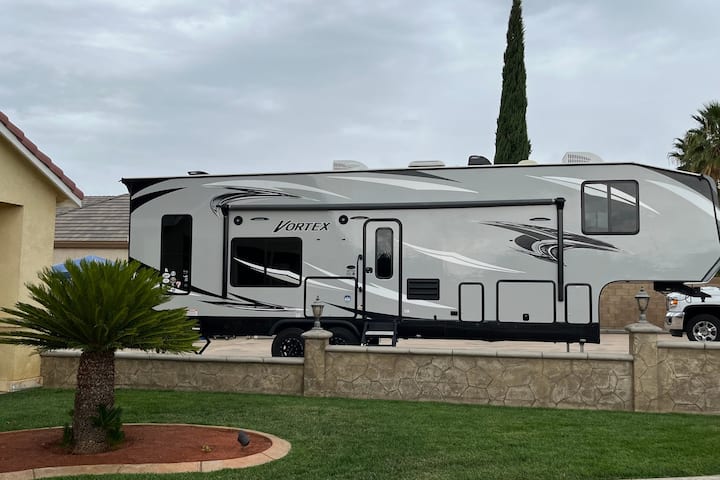 Spacious 1 Bedroom Rv With 2 Bunk Beds - Lancaster, CA