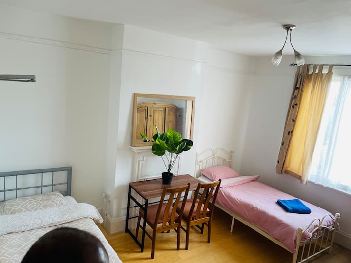 Cheerful Double Size Bedroom With Two Single Beds - Croydon, UK
