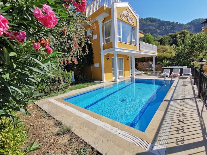 Lux 4 Bed Villa, Private Pool, Jacuzzi & Sea Views - Kleopatra Plajı