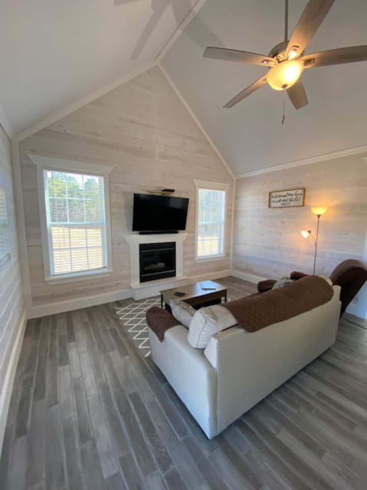 Cozy Modern Cabin In The Country - Guntersville, AL