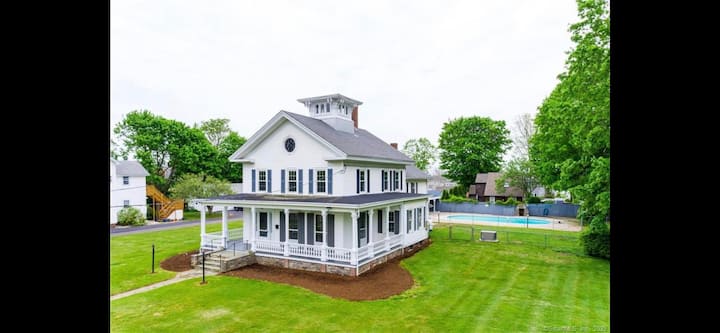 Iconic Home At Saybrook Point With Pool - Essex, CT