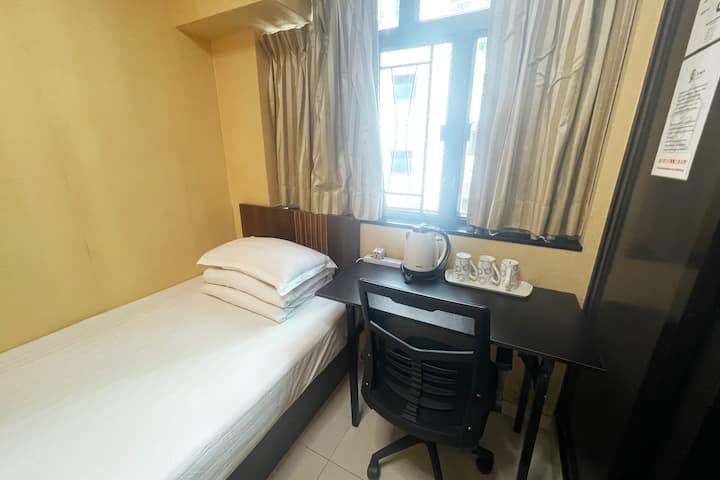 3 People - 1 Queen Bed And 1 Single Bed - Wan Chai