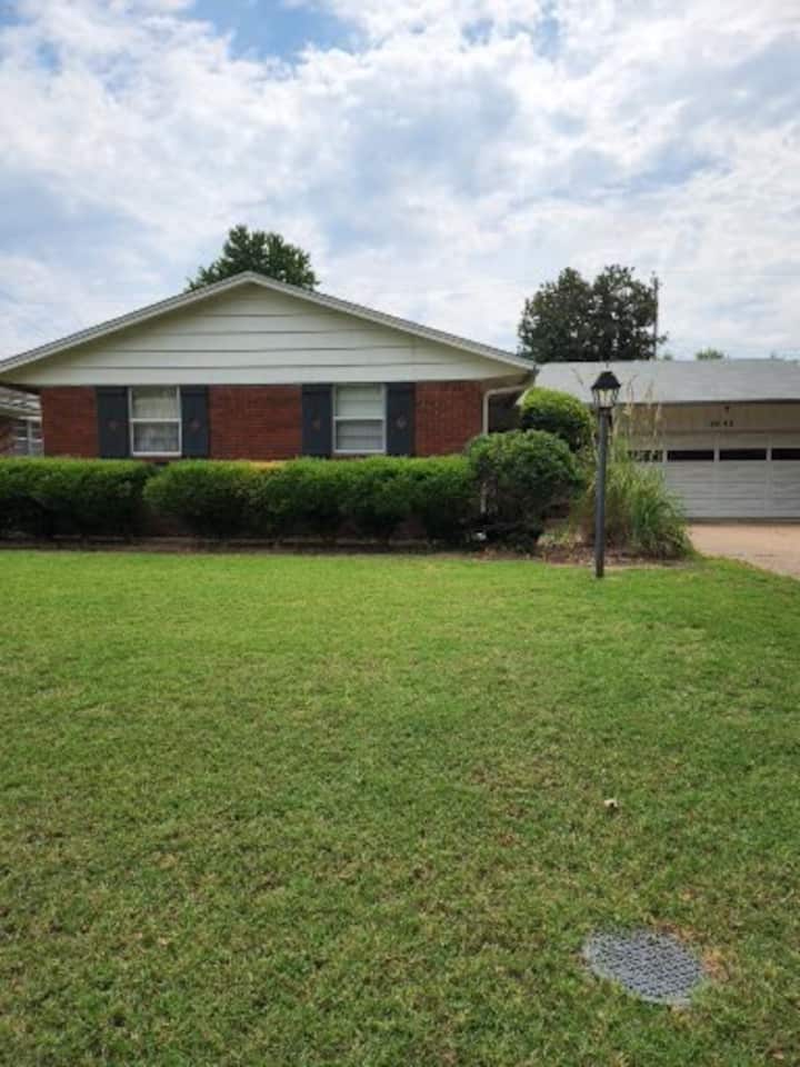 2-bedroom Home W/front Porch, Backyard And Patio - Bartlesville, OK