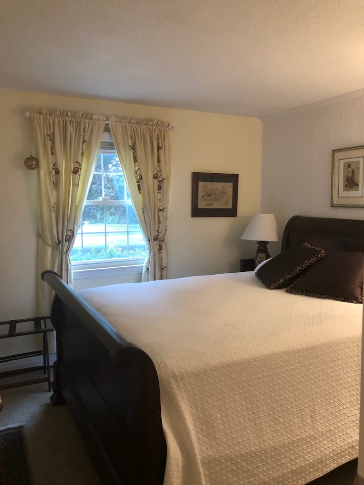 Two Welcoming Guest Rooms On A Quiet Cul-de-sac - Buttonwood Park Zoo, New Bedford