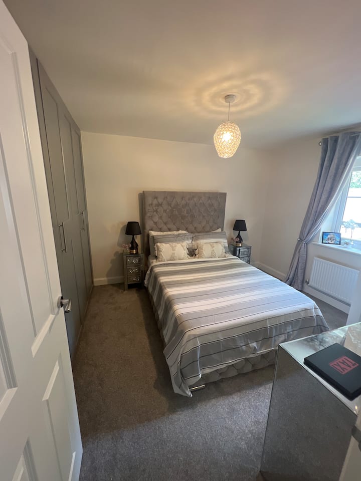 Luxury Double Bedroom Ensuite In A Family Home - Northwich