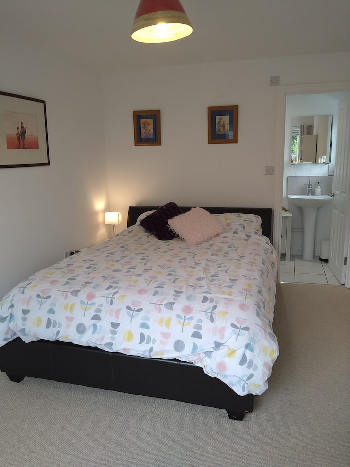 Bedroom (Ensuite), In Newly Renovated, Quiet House - Henley-on-Thames