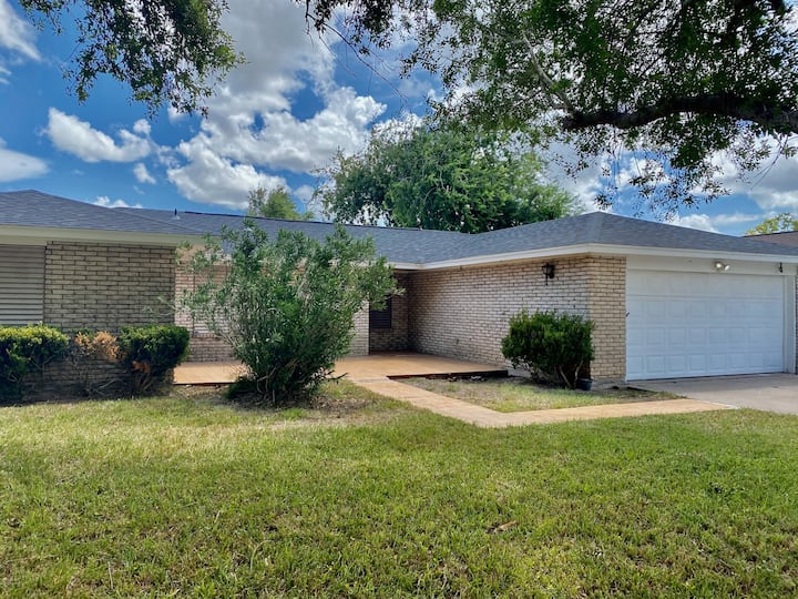 Wonderful 3-bedroom Home With Pool - Brownsville, TX