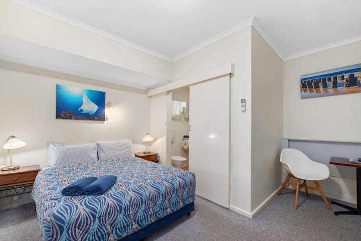 Budget Queen Room With Free Parking - Port Lincoln