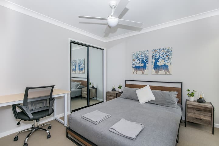 Cheerful 3 Bedroom Townhouse With Parking - Nerang