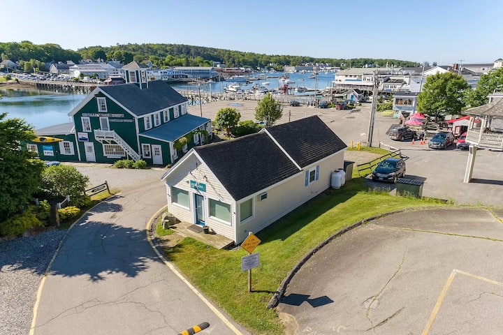 Cheerful Harbourside Cottage - Boothbay Harbor, ME