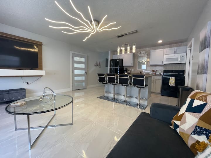 Modern, Cheerful 2-bedroom Townhouse With Garage. - クラモント, FL