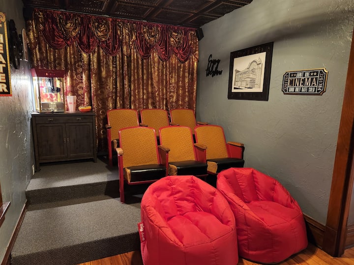 The Bluebell Manor- Home Theater- Walk To Downtown - Baraboo, WI
