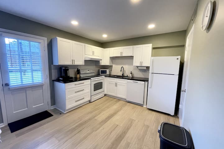 Willow-updated Chapel Hill Condo W/ Community Pool - Carrboro, NC