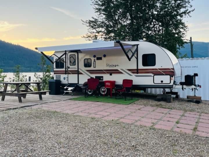 New Vintage Style Camper Beach Front On Mara Lake - Sicamous