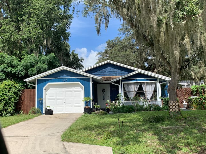 Cozy Cottage,  Private Back Yard, And Free Coffee! - Wildwood, FL