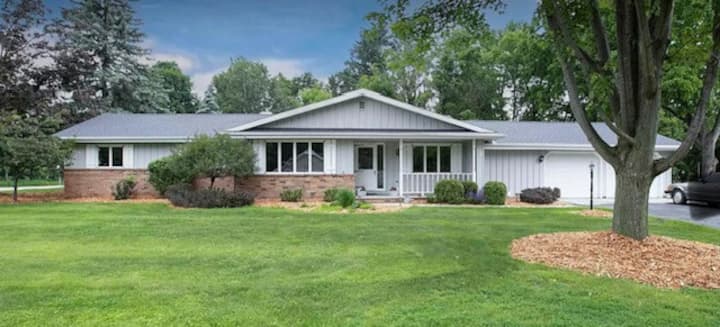 Cheerful, Clean 3 Bedroom House - Greenville, WI