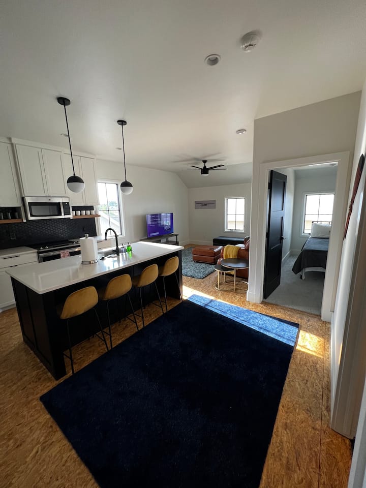 Wheeler District-above Garage Apt W/private Access - Capitol Hill - Oklahoma City