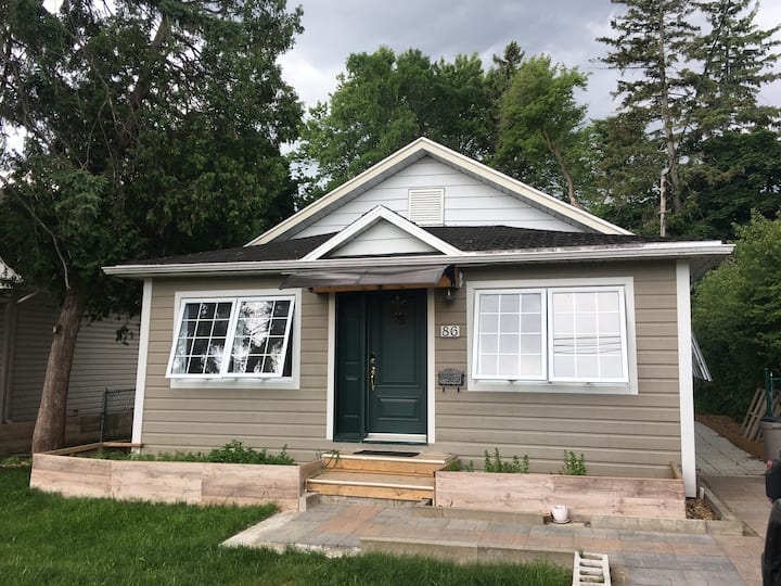 Cheerful 3-bedroom Bungalow With Parking - Pointe-Claire