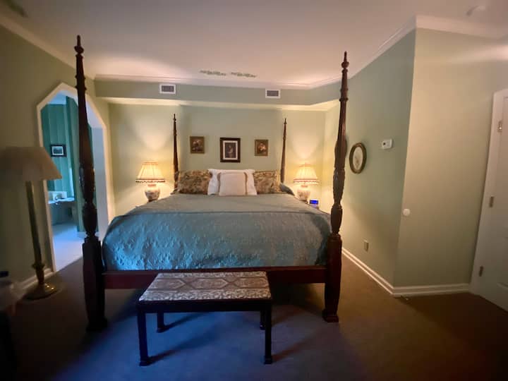 Carolina Room- Large Luxurious 1 King Bedroom - Conway, SC