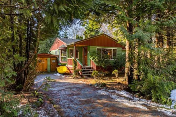 Beautiful Downtown 'Forest' Cabin With Hot Tub - Squamish