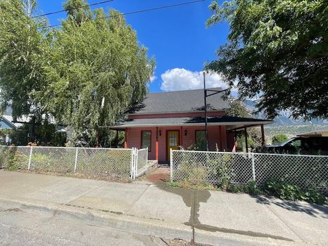 Looking for a vacation rental in Lillooet? Try cozycozy