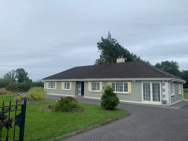 Cheerful Spacious 4 Bed Cottage - Roscommon