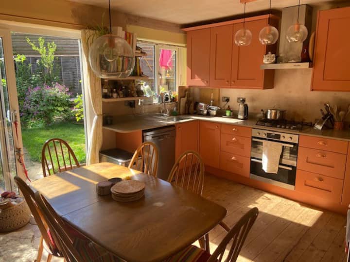 Cheerful 3 Bedroom Home With Wood Burner & Garden - Uckfield