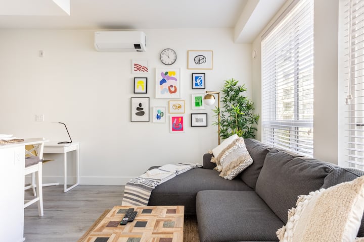 New Beautiful One Bedroom Condo With Parking & Ac - コキットラム