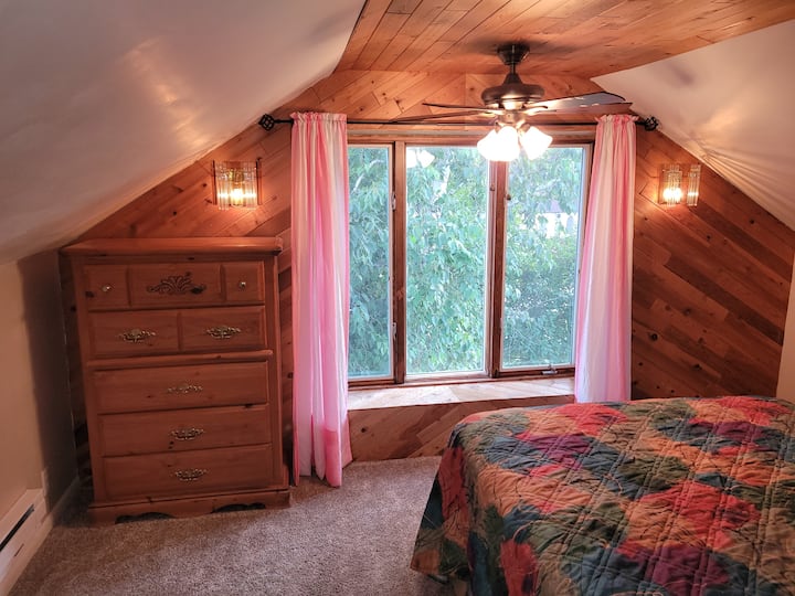 Unique, Charming, Comfortable 4 Bedroom Home - North Dakota