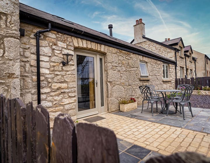 Neat Cottage; Seaside Cosy Converted Barn For 4 - Beaumaris