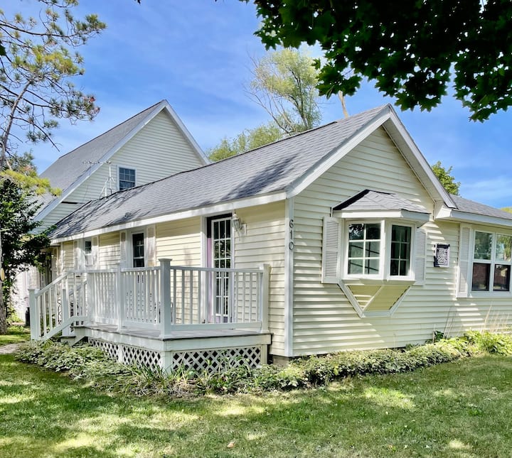 Charming 2-bed/2-bath Cottage Downtown Elk Rapids - エルク・ラピッズ, MI
