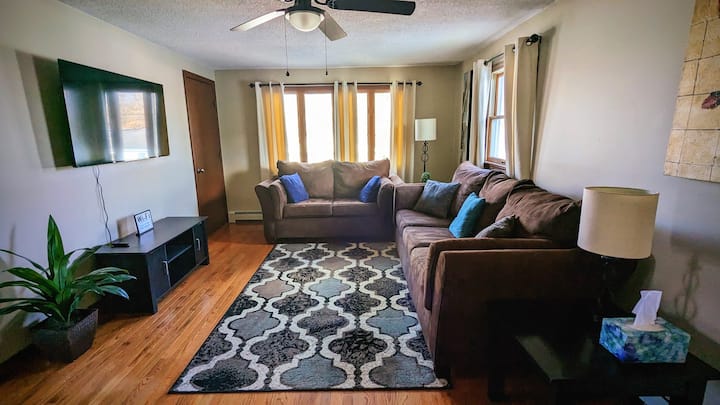 Cozy 2-bed Apartment Minutes From Providence! - Capron Park Zoo, Attleboro