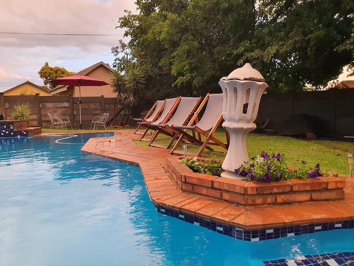 3-bedroom Guest House With Pool - Randfontein