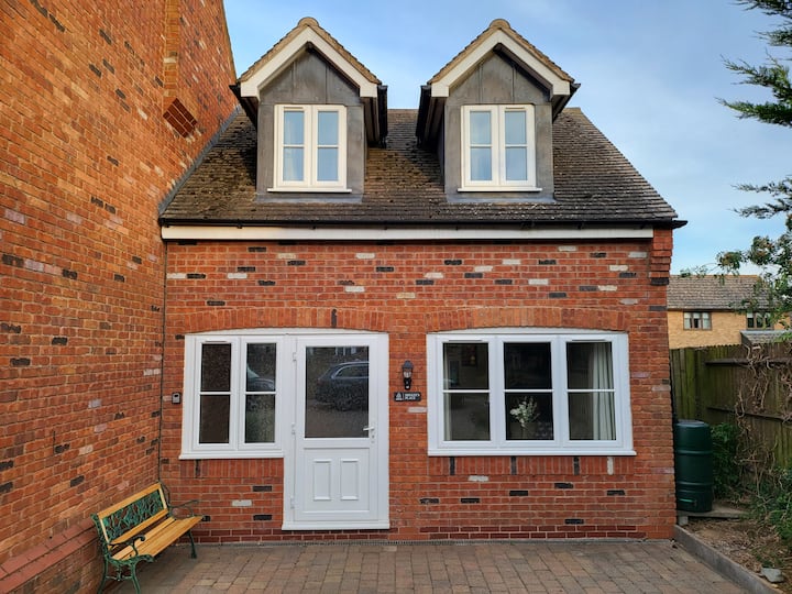 Modern 1 Bedroom Annexe With Additional Sofa Bed - Banbury