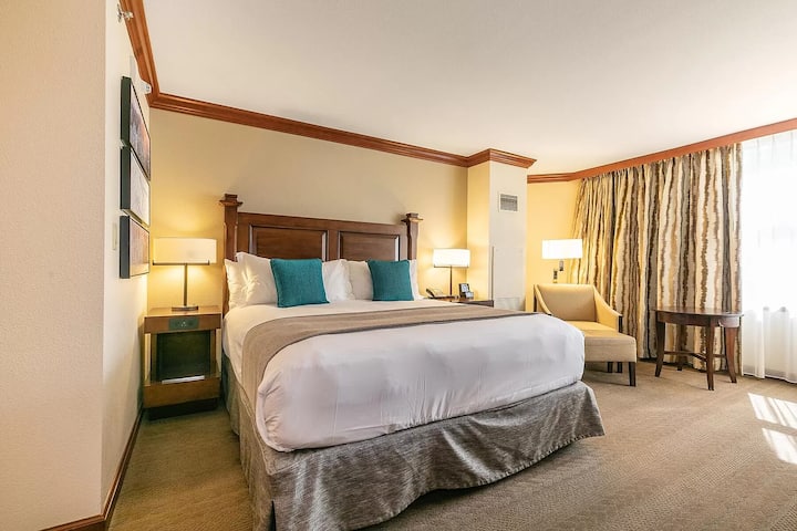 Charming Deluxe Resort Room With Valley View - Tahoe City, CA