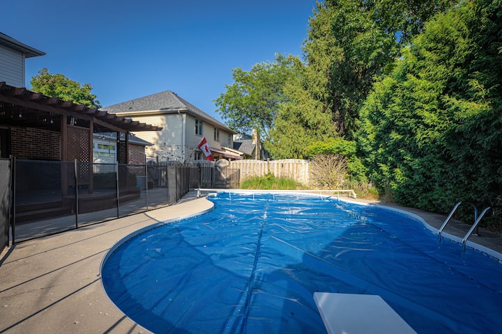 Bright And Cheerful 5 Bedroom House With A Pool - London, Ontario