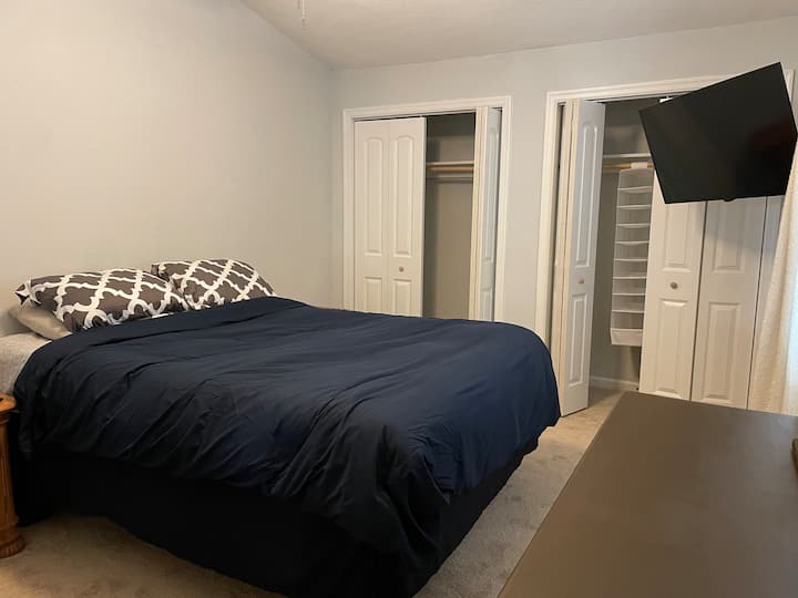 Spacious Master Bedroom With Private Bathroom - Chesapeake, VA