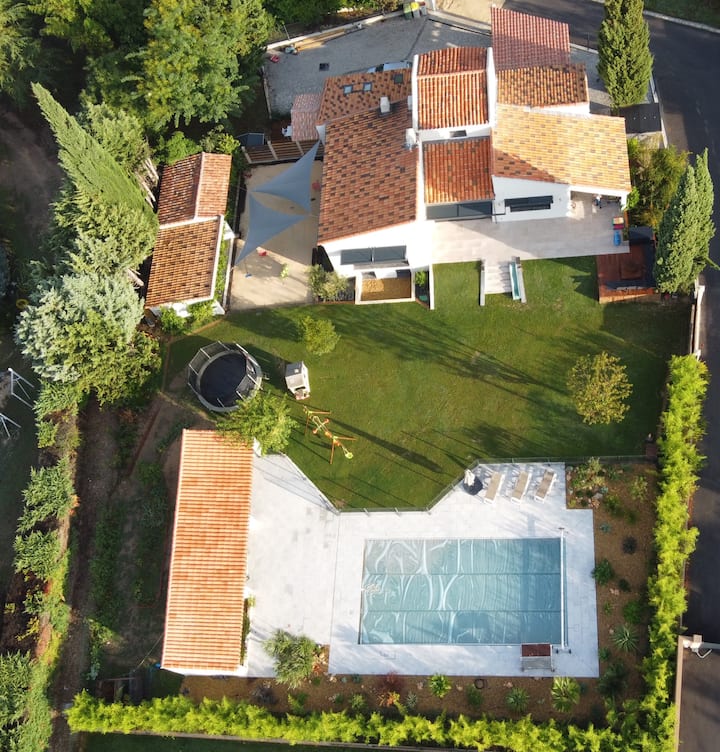 Villa De 210 M² Avec Piscine à 20 Min De La Mer - Velaux