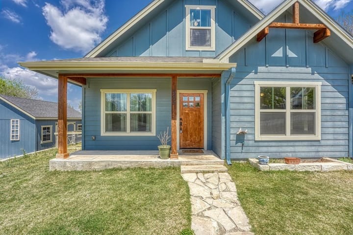 3 Bedroom Home In Charming Downtown Neighborhood. - Marble Falls, TX