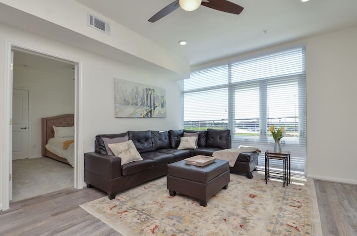 Contemporary Urban Living In Gated Complex |2q - Katy