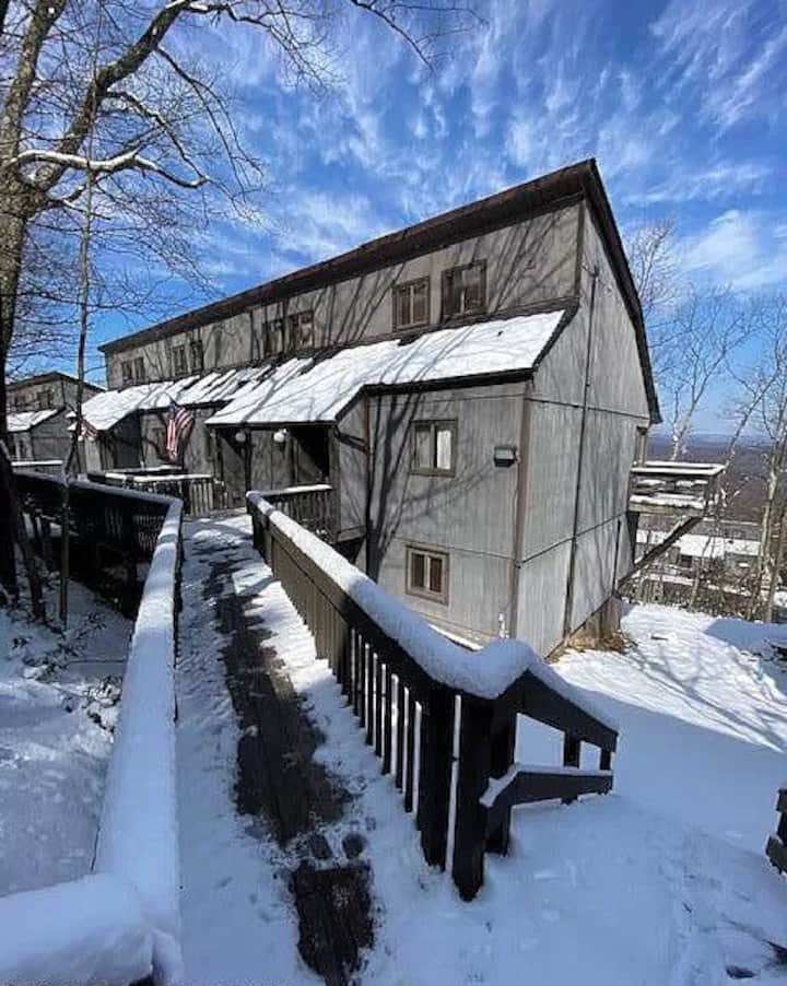 Stylish Townhouse Steps To Ski Mtn & Waterpark - Tannersville, PA