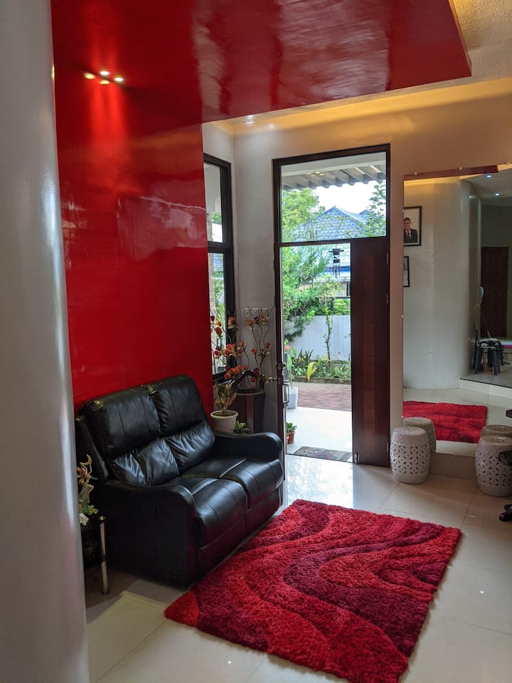 Amazing 3 Bd Home In Tent City Close To Everything - Ormoc